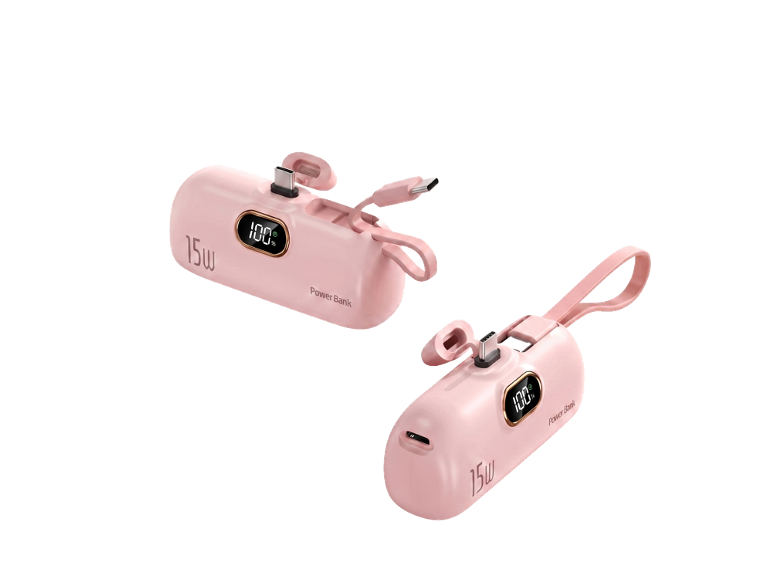 Zwei pinkfarbene 15W Powerbanks mit Digitalanzeigen, die 100% Ladung anzeigen, mit integrierten Kabeln.