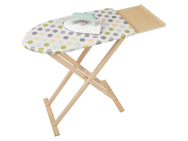 Bügelbrett aus Holz mit Spielzeugbügeleisen, mit Tupfenmuster.