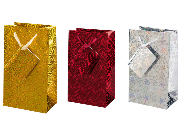 Goldene, rote und silberne Geschenktüten mit Etiketten.