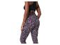 Frau in schwarzem Sport-BH und lila Leggings mit Leopardenmuster