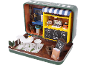 Miniatur-Café-Diorama in einer Blechdose, mit Café-Theke, Außensitzplätzen und Speisekarte.
