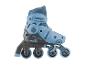 Blaue und graue Inlineskates mit vier Rollen, mit einem Druckknopf zur Einstellung.