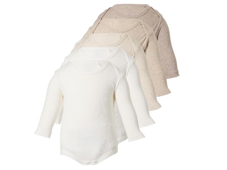 Set aus vier langärmeligen Babybodys in Beige- und Weißtönen.
