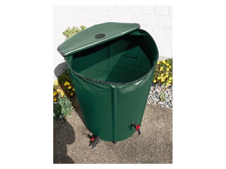 Grüner faltbarer Regensammler mit offener Oberseite und Hahn, draußen platziert.