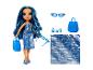 Modepuppe, blaue Accessoires und glitzernder Stoff.
