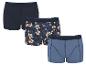 Drei Herren-Baumwollboxershorts: eine marineblau, eine mit Blumenmuster und eine hellblau.
