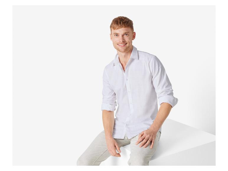 Weiße Leinenhemd und Hose für Herren.