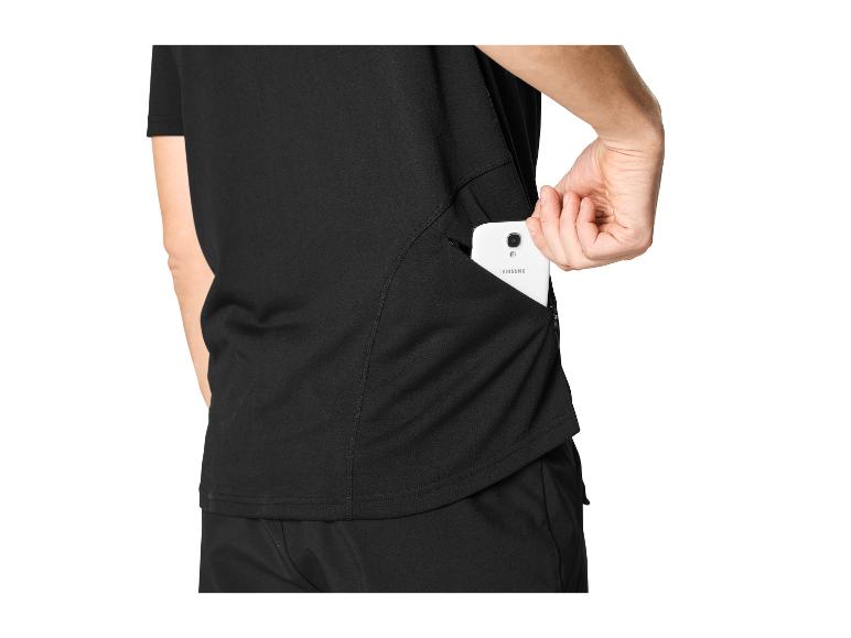 Schwarzes Sport-T-Shirt mit seitlicher Reißverschlusstasche, ein weißes Smartphone steckt in der Tasche.