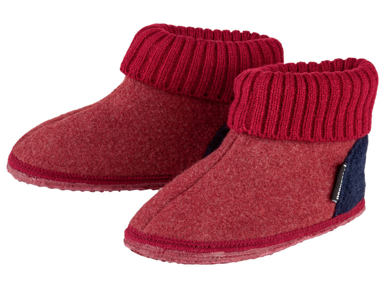 Zwei Paar rote Wollpantoffeln mit gestrickten Rändern.