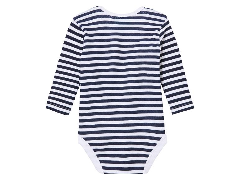 Ein gestreiftes Baby-Body mit langen Ärmeln.