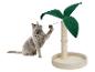 Graue Katze spielt mit einem Kratzbaum in Palmenform