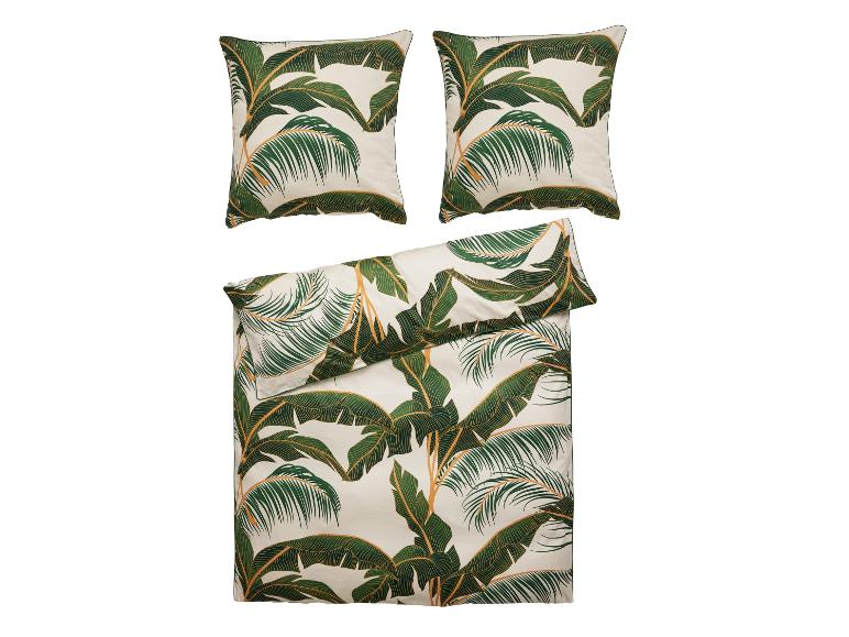 Ein Bettbezug und Kissenbezüge mit einem tropischen Palmblatt-Muster.
