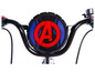 Der Lenker eines schwarzen Fahrrads mit einem Avengers-Logo.
