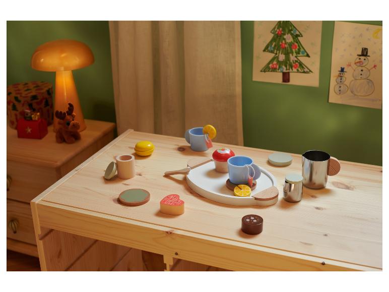 LUPILU Holz-Spielzeug-Teeservice auf einem Kindertisch.