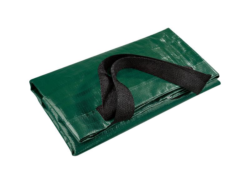 Grüne Plane mit Tragegriff.