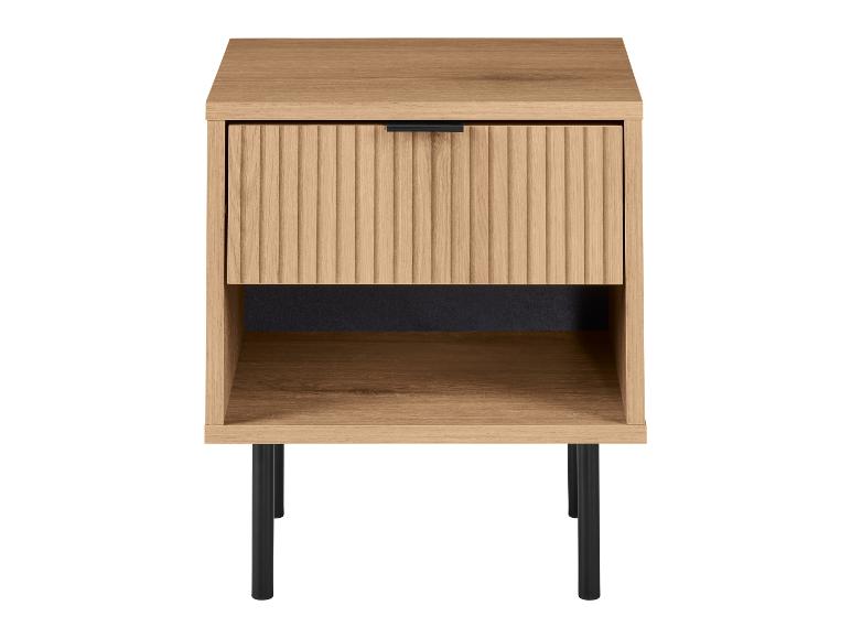 Nachttisch aus hellem Holz mit geriffelter Schublade und schwarzen Beinen.