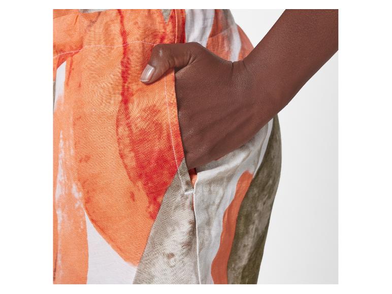 Leinenhose mit abstraktem orange-beige Muster.