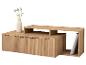 Holz-TV-Schrank mit gewellten Türen, Vase mit Trockenblumen und Büchern.