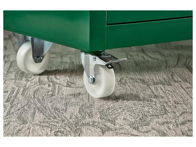 Weiße Rollen an einer grünen Aufbewahrungseinheit, auf grauem Teppich