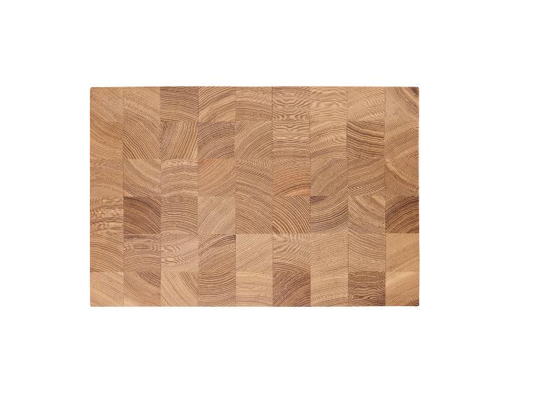 Holzschneidebrett mit Stirnholzkonstruktion und sichtbaren Jahresringen.