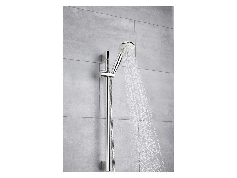 Ein verchromter Duschkopf mit einer Sprühdüse, aus der Wasser strömt.