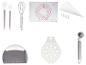 Ein Set Backutensilien, darunter ein Teigschaber, Schneebesen, Spritzbeutel und eine Messmatte.