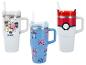 Drei Becher mit Henkel und Strohhalm: einer mit Hello Kitty-Charakteren, einer mit Stitch und einer im Pokéball-Design.