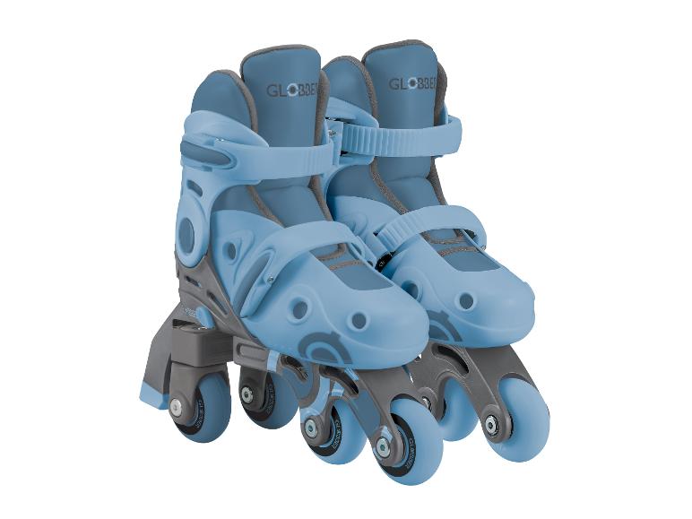 Paar hellblaue und graue Inlineskates mit jeweils vier Rollen