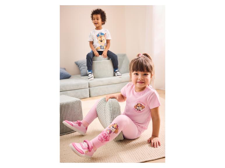 Junge und Mädchen in Paw Patrol Kleinkinder-Sneakern.