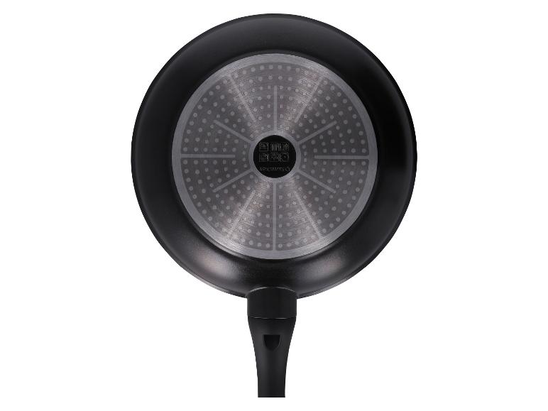 Unteransicht einer schwarzen Bratpfanne mit silbernem Induktionsboden und schwarzem Griff.