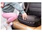 Kind sitzt im Autositz, bereit für die Reise.