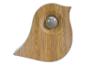 Wanddekoration aus Holz in Vogelform mit einer kugelförmigen Leuchte in der Mitte.