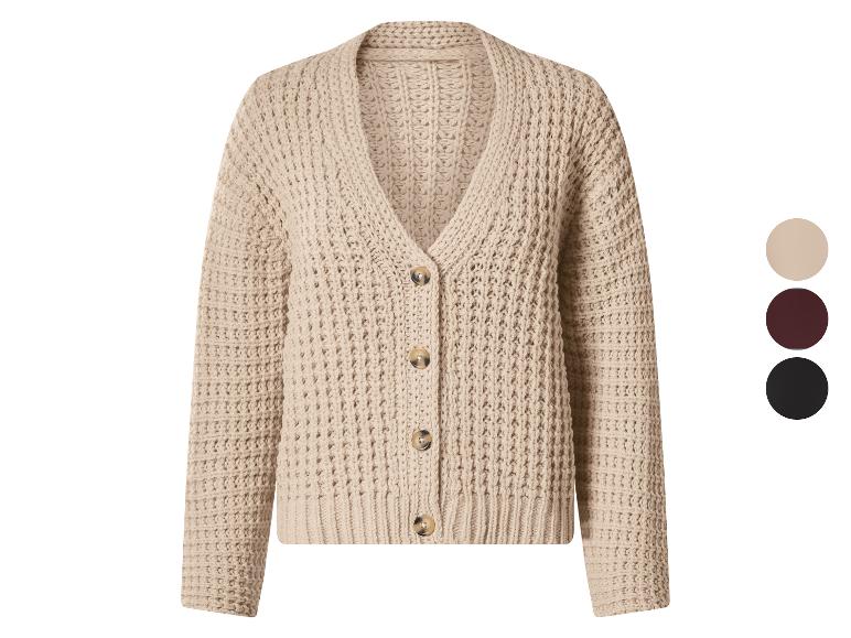 Beiger Strickcardigan mit Knöpfen und einer Farbpalette an der Seite.
