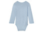 Ein hellblauer Baby-Body mit langen Ärmeln.