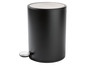 Schwarzer Mülleimer mit Pedal und silbernem Deckel