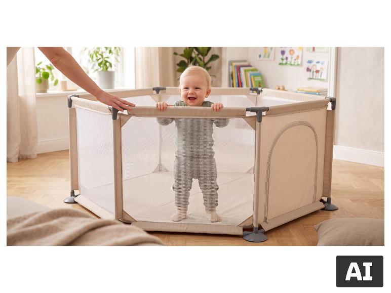 LUPILU® Baby-Laufstall mit einem lächelnden Baby darin, gestützt von einer Hand. [KI-generiertes Bild]