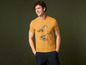 Mann trägt ein gelbes T-Shirt mit Kartenmotiv.
