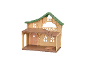 Zweistöckiges Holzpuppenhaus mit grünem Dach und baumförmigen Fenstern.