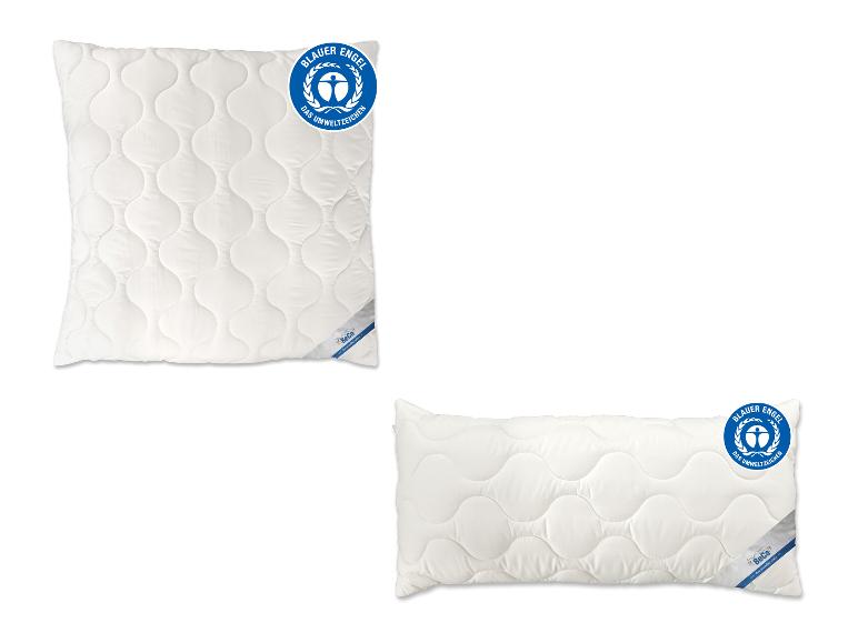 Zwei weiße, gesteppte Kissen mit blauem Umweltzeichen und BeCo-Marke.