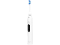 Weiße elektrische Zahnbürste mit blauen Borsten auf dem Bürstenkopf.