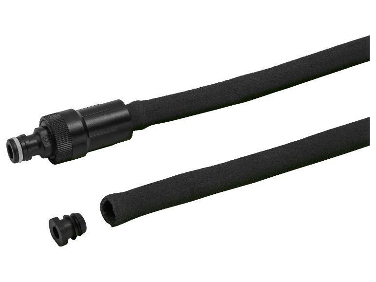 Schwarzer Gartenschlauch mit Anschluss und Endstopfen.