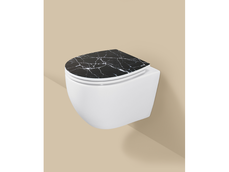 Wandhängendes WC mit schwarzem Marmor-Sitz auf beigem Hintergrund.
