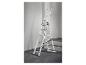 Aluminium-Mehrzweckleiter mit grünen Sicherheitsgurten in einem modernen Interieur.