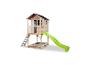 Holzspielhaus mit grüner Rutsche und Sandkasten für Kinder.