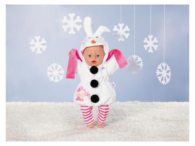 BABY born Puppe im Schneemannkostüm mit Hasenohren, umgeben von Schneeflocken.