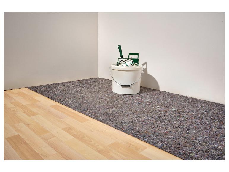 Malerbedarf: Eimer, Rolle, Farbwanne auf Bodenschutz und Holzboden