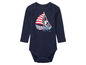 Ein dunkelblauer Baby-Body mit langen Ärmeln und einem Segelboot-Motiv.
