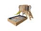 Holzsandkasten mit grüner Rutsche und Leiter, mit Sandspielzeug.