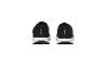 Schwarze Sportschuhe mit weißen Details und Logo auf der Rückseite.