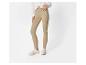 Beige Leggings und eine weiße Zopfstrickjacke, getragen mit weißen Sneakern.
